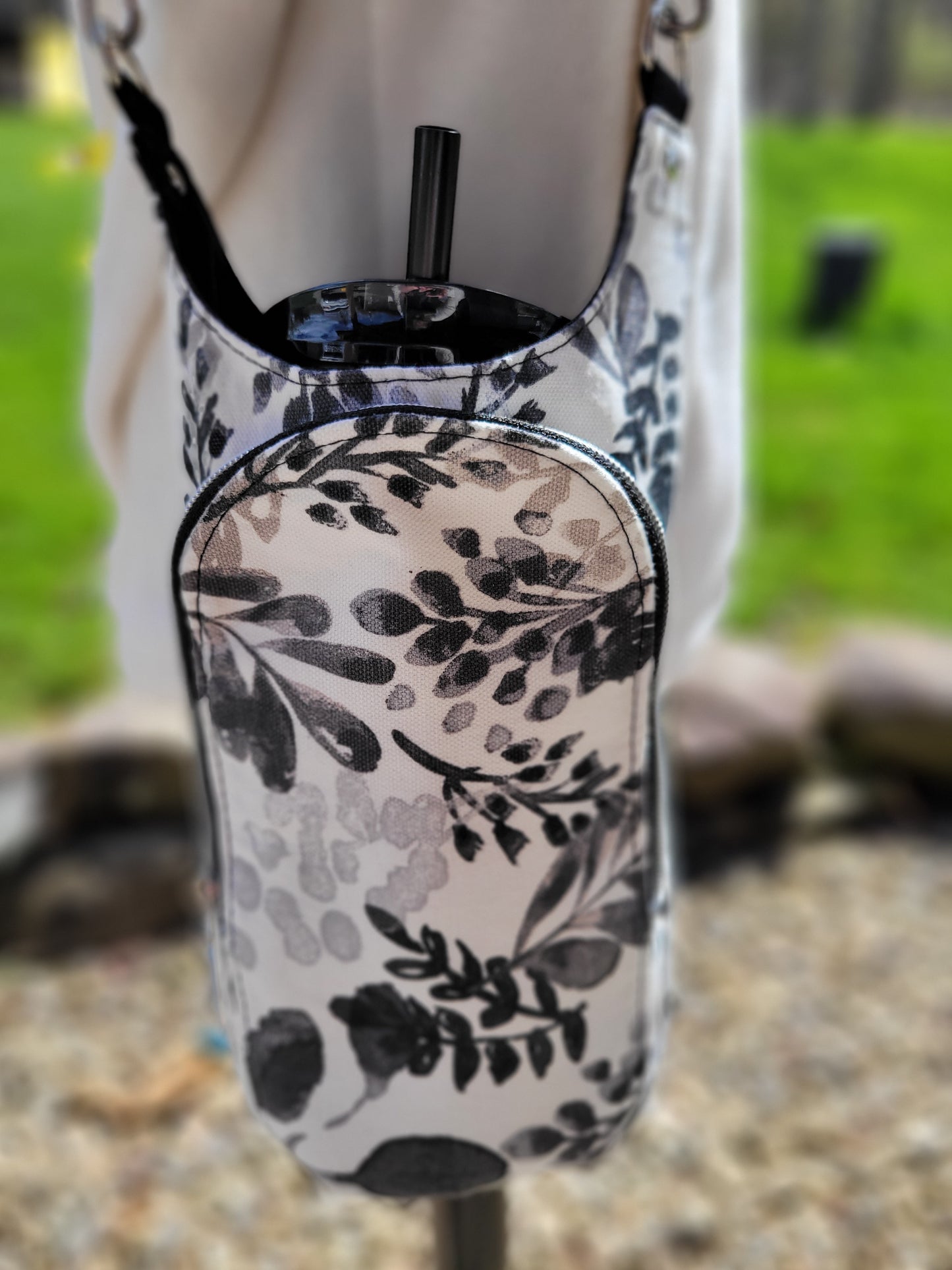 Black & White Leaf H2O Sling